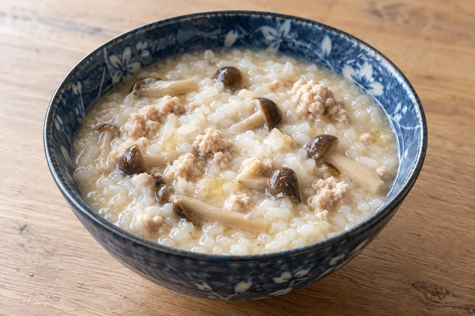 鶏ひき肉としめじの中華がゆの料理イメージ